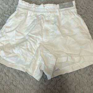 Hollister soft short, linen blend collection. Fits a size up